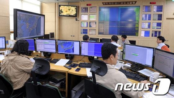 본문 이미지 - 지난해 5월18일 오전 7시2분쯤 인천 백령도 남쪽 31km 해역에서 진도 4.9 규모의 지진이 발생했을 당시 기상청 국가지진센터 직원들이 지진 분석작업을 벌이 있다. © News1 안은나 기자