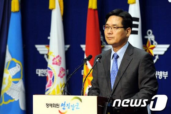 본문 이미지 - 북한이 동해상 북동쪽으로 단거리 유도탄 3발을 발사한 18일 오후 서울 용산구 국방부 브리핑룸에서 김민석 대변인이 관련 브리핑을 하고 있다. 국방부는 북한이 오전에 2차례 오후에 1차례 유도탄을 발사했다며 도발로 이어질 것에 대비해 대북감시태세를 유지할 것이라 밝혔다. 2013.5.18/뉴스1 © News1 안은나 기자