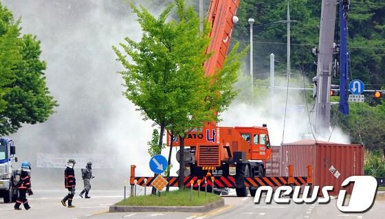 본문 이미지 - 지난 18일 경기 시흥에서 트레일러에 실려있던 컨테이너가 넘어지면서 불산이 유출되는 사고가 발생했다./뉴스1 © News1 양동욱 기자