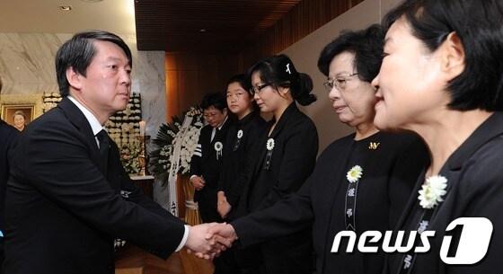 본문 이미지 - 무소속 안철수 국회의원이 19일 오전 서울 서대문구 신촌세브란스병원에 마련된 故 박영숙 전 안철수재단 이사장 빈소 조문을 마친 뒤 유가족을 위로하고 있다. 고인은 평양 출신으로 한국여성단체협의회 사무처장과 여성재단 이사장을 지냈으며, 지난해 2월부터 안철수 재단인 '동그라미 재단' 이사장직을 맡아왔다. 발인은 오는 20일 오전 7시 30분. 2013.5.19/뉴스1 © News1   박지혜 기자