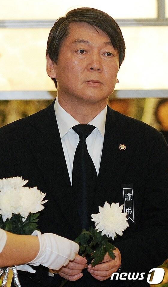 본문 이미지 - 무소속 안철수 국회의원이 19일 오전 서울 서대문구 신촌세브란스병원에 마련된 故 박영숙 전 안철수재단 이사장 빈소를 찾아 조문하고 있다. 고인은 평양 출신으로 한국여성단체협의회 사무처장과 여성재단 이사장을 지냈으며, 지난해 2월부터 안철수 재단인 '동그라미 재단' 이사장직을 맡아왔다. 발인은 오는 20일 오전 7시 30분. 2013.5.19/뉴스1 © News1 박지혜 기자