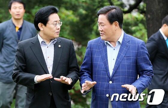 본문 이미지 - 새누리당 최경환 원내대표와 민주당 전병헌 원내대표가 19일 서울 여의도 국회 사랑재에서 열린 원내대표 취임 후 첫 공식회동에 앞서 의원동산을 산책하며 같은 손동작으로 대화하고 있다. 이날 만남은 최 원내대표가 '강한 여당론'을, 전 원내대표는 '제1야당의 존재감 부각'에 무게를 둬 여야의 '강(强) 대 강(强)' 구도가 형성될 것이라는 관측 속에 이뤄져 주목을 받고 있다. 2013.5.19/뉴스1 © News1 오대일 기자