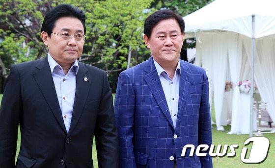 본문 이미지 - 새누리당 최경환 원내대표와 민주당 전병헌 원내대표가 지난 19일 서울 여의도 국회 사랑재에서 열린 원내대표 취임 후 첫 공식회동에 앞서 의원동산을 산책하고 있다.       2013.5.19/뉴스1 © News1 오대일 기자