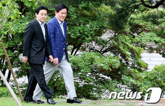 본문 이미지 - 새누리당 최경환 원내대표와 민주당 전병헌 원내대표가 19일 서울 여의도 국회 사랑재에서 열린 원내대표 취임 후 첫 공식회동에 앞서 의원동산을 산책하고 있다. 이날 만남은 최 원내대표가 '강한 여당론'을, 전 원내대표는 '제1야당의 존재감 부각'에 무게를 둬 여야의 '강(强) 대 강(强)' 구도가 형성될 것이라는 관측 속에 이뤄져 주목을 받고 있다. 2013.5.19/뉴스1 © News1   오대일 기자