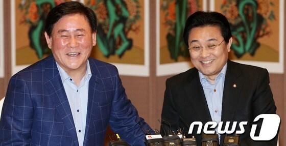 본문 이미지 - 새누리당 최경환 원내대표와 민주당 전병헌 원내대표가 19일 서울 여의도 국회 사랑재에서 열린 원내대표 취임 후 첫 공식회동에서 환담을 나누며 활짝 웃고 있다. 이날 만남은 최 원내대표가 '강한 여당론'을, 전 원내대표는 '제1야당의 존재감 부각'에 무게를 둬 여야의 '강(强) 대 강(强)' 구도가 형성될 것이라는 관측 속에 이뤄져 주목을 받고 있다. 2013.5.19/뉴스1 © News1 오대일 기자