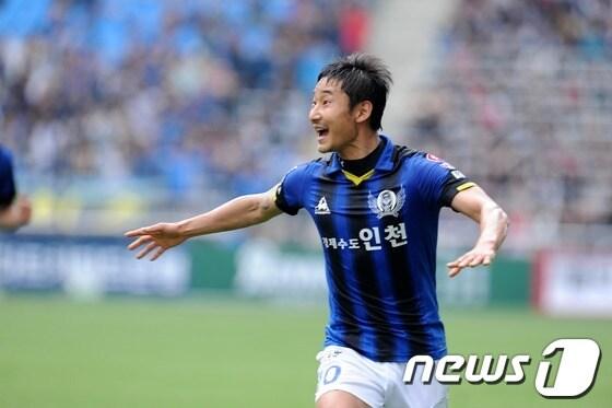 본문 이미지 - 19일 인천축구전용경기장에서 벌어진 프로축구 K리그 클래식 인천 유나이티드와 강원FC의 경기에서 전반 41분 결승골을 어시스트한  이천수가 환호하고 있다.2013.5.19/뉴스1 © News1 인천= 이동원 기자