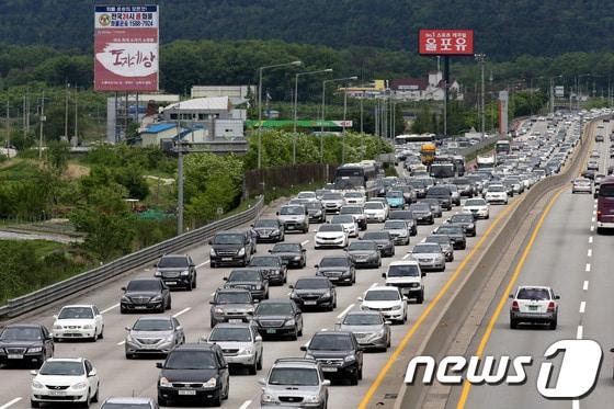 본문 이미지 - '부처님 오신 날'을 낀 사흘간 황금연휴 마지막날인 19일 오후 영동고속도로 상행선 인천방향 여주휴게소 부근이 귀경차량들로 정체를 빚고 있다. © News1 이광호 기자