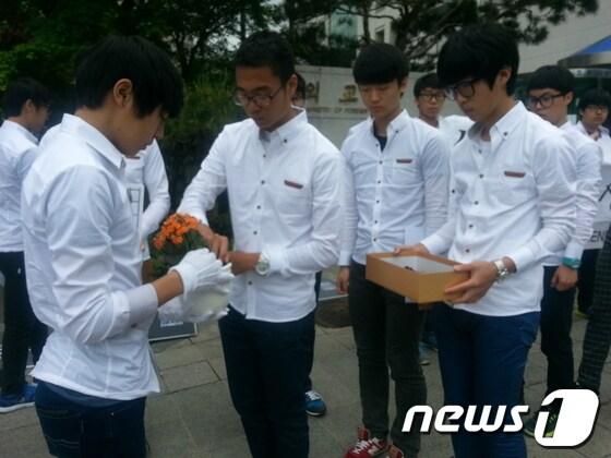 본문 이미지 - 19일 낮 12시 서울 종로구 외교부 청사 앞에서 한일고등학교 정치인권동아리 HND(Hope Never Dies) 학생들이 '율리아 티모셴코 구명 캠페인'을 열고 있다. © News1 