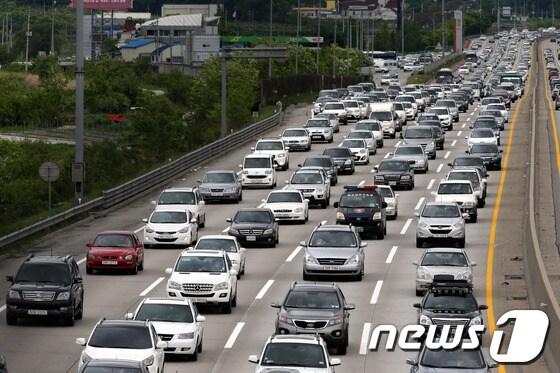 본문 이미지 - '부처님 오신 날'을 낀 사흘간의 황금연휴 마지막날인 19일 오후 영동고속도로 상행선 인천방향 여주휴게소 부근이 귀경차량들로 정체를 빚고 있다. © News1 이광호 기자