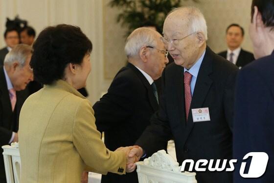 본문 이미지 - 지난 3월 13일 청와대에서 열린 국가원로 초청 간담회 당시 박근혜 대통령이 남덕우 전 국무총리와 악수하고 있다.(청와대 제공)2013.5.19/뉴스1 © News1 