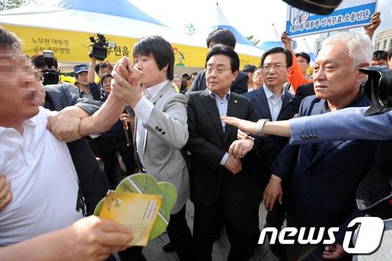 본문 이미지 - 19일 오후 노무현재단 주최로 서울광장에서 열린 '노무현 대통령 서거 4주기 서울광장 추모문화제'에서 한 참가자가 문화제 현장을 방문한 김한길 민주당 대표에게 항의하고 있다. 2013.5.19/뉴스1 © News1 박세연 기자