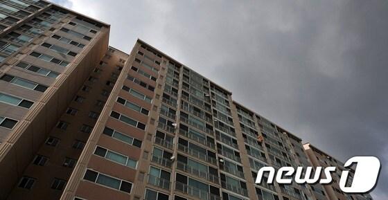 본문 이미지 - 경기도 김포시에 위치한 윤창중 전 청와대 대변인의 자택. © News1 박지혜 기자