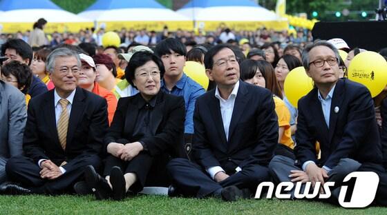 본문 이미지 - 19일 오후 시청 앞 서울광장에서 열린 노무현 전 대통령 서거 4주기 추모문화제에 참석한 문재인, 한명숙 민주당 의원(왼쪽부터), 박원순 서울시장, 이병완 노무현재단 이사장이 추모 동영상을 바라보고 있다. 2013.5.19/뉴스1 © News1   박세연 기자