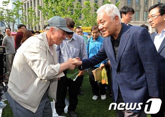 본문 이미지 - 김한길 민주당 대표가 19일 오후 서울광장에서 열린 노무현 대통령 서거 4주기 추모행사에 참석해 시민들과 인사를 나누고 있다. 2013.5.19/뉴스1 © News1   박세연 기자