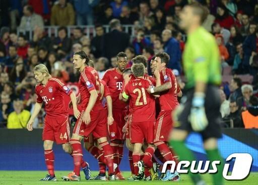 본문 이미지 - 바이에르 뮌헨 선수들이 유럽챔피언스리그 4강 2차전 바르셀로나와 경기 종료 후 팀의 승리를 환호하고 있다 © AFP=News1  