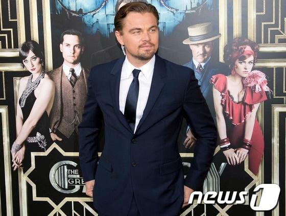 본문 이미지 - 1일(현지시간) 미국 뉴욕의 링컨 센터에서 열린 '위대한 개츠비' 시사회에서 레오나르도 디카프리오가 자세를 취하고 있다. © AFP=News1  