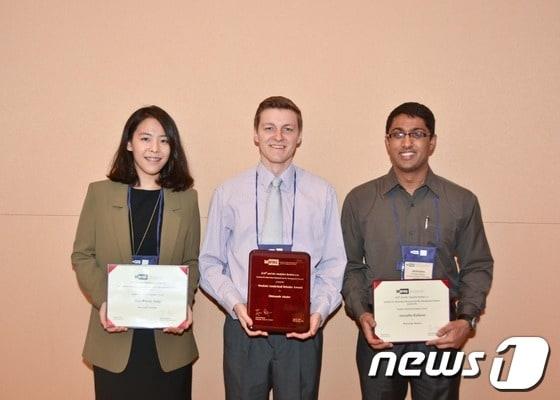 본문 이미지 - KAIST 성신웅 학생(사진 왼쪽)이 세계 최대 경영과학회에서 진행된 학생 아이디어 공모전에서 3명의 최종 수상자 안에 들었다. 학술대회에 초정돼 다른 수상자들과 함께 사진을 찍은 모습. © News1 