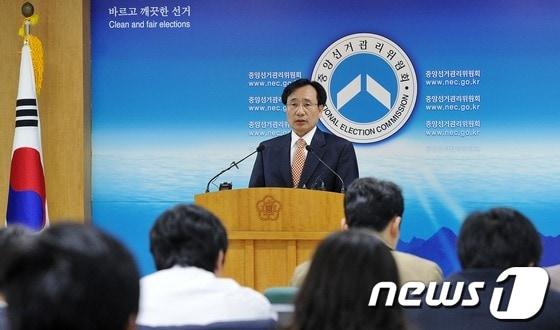본문 이미지 - 문상부 중앙선관위 사무총장이 2일 오전 경기도 과천 중앙선관위원회에서 정치관계법 개정의견 추진방향에 대해 브리핑을 하고 있다. 이날 중앙선관위는 오프라인상에서 말로 하는 선거운동이나, 직접 전화를 걸어 통화하는 방식의 선거운동을 선거일 당일만 제외하고 전면 허용하는 방안 등을 추진한다고 밝혔다. 2013.5.2/뉴스1 © News1 박지혜 기자