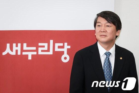 본문 이미지 - 안철수 무소속 의원이 2일 오전 이한구 새누리당 원내대표를 만나기 위해 서울 여의도 국회 새누리당 원내대표실에 들어서고 있다. 2013.5.2/뉴스1 © News1 유승관 기자