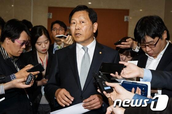 본문 이미지 - 강동원 의원이 2일 오전 서울 여의도 국회 정론관에서 진보정의당 탈당 기자회견을 마친 후 취재진의 질문에 답하고 있다. 강 의원은 이날 기자회견에서 