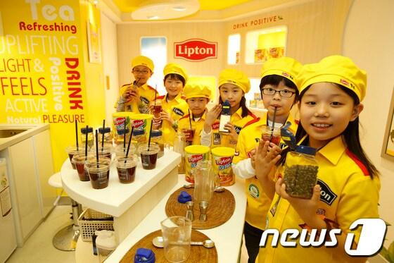 본문 이미지 - 어린이들이 지난 5월2일 서울 송파구 잠실동에 위치한 직업체험 테마파크 키자니아에 새로 오픈한 '티 카페'에서 티 바리스타 체험을 즐기고 있다.(키자니아 제공) © News1 