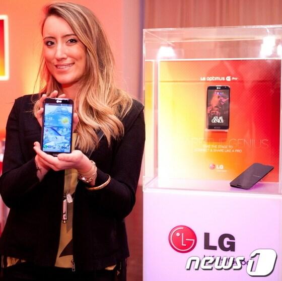 본문 이미지 - LG전자가 1일(현지시간) 미국 뉴욕에 위치한  ‘메트로폴리탄 파빌리온'(The Suite at The Metropolitan Pavilion)’에서 ‘옵티머스G 프로(Pro)' 론칭 이벤트를 개최했다. 이벤트 현장에서 모델이 제품을 들고 포즈를 취하고 있다.(LG전자 제공)© News1  