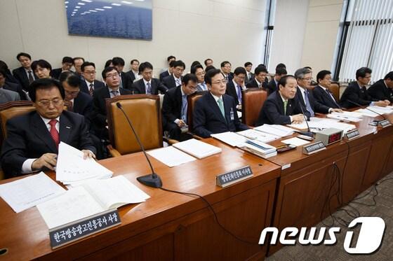 본문 이미지 - 2일 오후 서울 여의도 국회에서 열린 미래창조과학방송통신위원회 전체회의가 MBC 신임사장 선임과 관련 면접과 이사회 투표 일정으로 김문환 방송문화진흥회 이사장이 불참한 채 진행되고 있다. 2013.5.2/뉴스1 © News1 유승관 기자