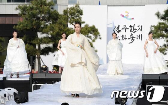 본문 이미지 - 2일 전주한지문화축제를 맞아 전주 경원동 한국전통문화전당 특설 무대에서 모델들이 한지옷을 입고 패션쇼 리허설을 하고 있다. 전주한지문화축제는 '전주한지 물결, 한류와 함께Ⅱ'라는 주제로 한국전통문화전당과 한지산업지원센터, 완주군 대승한지마을 일대에서 5일까지 개최된다.2013.5.2/뉴스1 © News1   김대웅 기자