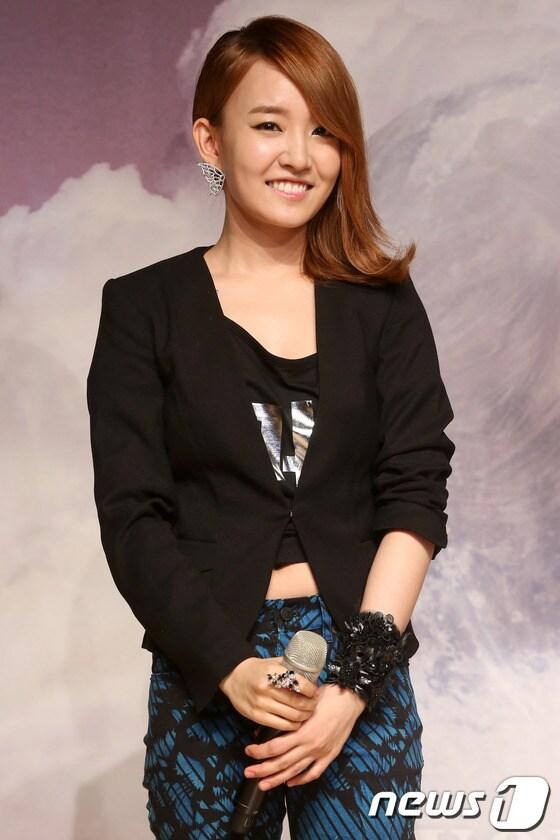 본문 이미지 - 가수 윤하가 지난 21일 밤 방송된 MBC 예능 프로그램 '황금어장-라디오스타'에 출연한 소감을 SNS를 통해 밝혔다. © News1 