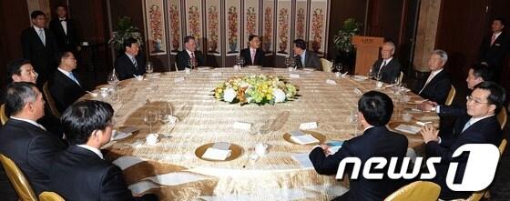 본문 이미지 - 정홍원 국무총리가 2일 오후 서울 소공동 롯데호텔에서 열린 전경련 초청 만찬회에 참석해 허창수 전경련 회장과 환담을 나누고 있다. 2013.5.2/뉴스1 © News1   박철중 기자