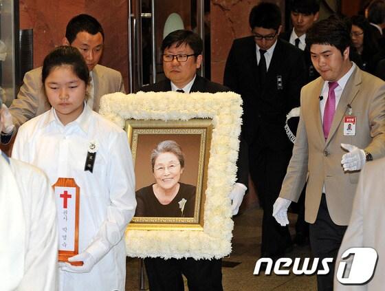 본문 이미지 - 20일 오전 서울 서대문구 신촌 세브란스병원 장례식장에서 故 박영숙 전 안철수 재단 이사장 발인이 엄수되고 있다. 2013.5.20/뉴스1 © News1 박세연 기자