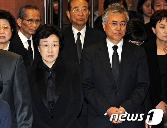 본문 이미지 - 20일 오전 서울 서대문구 신촌 세브란스병원 장례식장에서 엄수된 故 박영숙 전 안철수 재단 이사장 발인에 참석한 문재인, 한명숙 민주당 의원이 운구를 바라보고 있다. 2013.5.20/뉴스1 © News1 박세연 기자