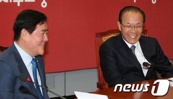 본문 이미지 - 새누리당 황우여 대표와 최경환 원내대표가 20일 오전 서울 여의도 국회에서 열린 최고위원회의에서 대화를 나누며 활짝 웃고 있다. 2013.5.20/뉴스1 © News1 오대일 기자