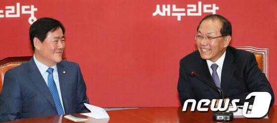 본문 이미지 - 새누리당 황우여 대표와 최경환 원내대표가 20일 오전 서울 여의도 국회에서 열린 최고위원회의에서 대화를 나누며 웃고 있다. 2013.5.20/뉴스1 © News1 오대일 기자