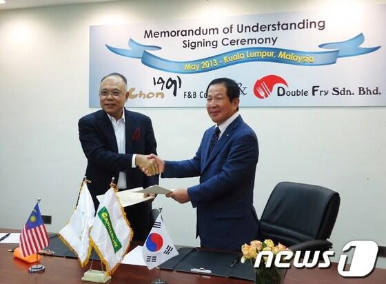 본문 이미지 - 말레이시아 쿠알라룸프르에 위치한 갬머라이트 그룹 사무소에서 권원강 회장(오른쪽)과 Dato Steven N.F. CHIN 갬머라이트 그룹 회장이 MOU를 체결한 뒤 기념사진을 찍고 있다. © News1  