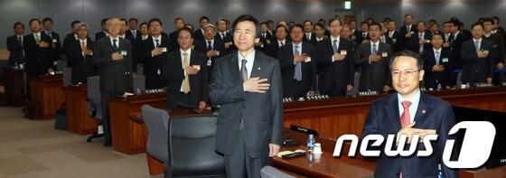본문 이미지 - 윤병세 외교부장관이 20일 오전 서울 도렴동 외교부청사에서 열린 2013재외공관장 회의에 참석해 재외공관장들과 함께 국민의례를 하고 있다.2013.5.20/뉴스1 © News1 이광호 기자