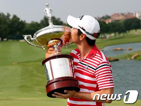 본문 이미지 - 배상문(27ㆍ캘러웨이)이 20일(한국시간) PGA투어 바이런넬슨챔피언십에서 PGA 통산 첫 우승을 이뤄냈다.© AFP=News1  