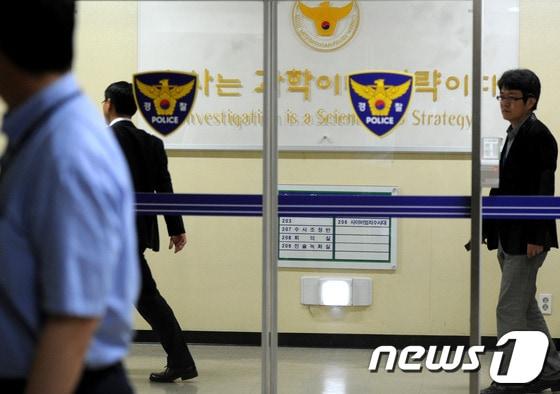 본문 이미지 - 국가정보원 대선 개입 의혹을 수사 중인 검찰이 수사 외압 의혹과 관련해 20일 오전 종로구 내자동 서울지방경찰청 사이버범죄수사대를 압수수색하고 있다. 2013.5.20/뉴스1 © News1 박정호 기자