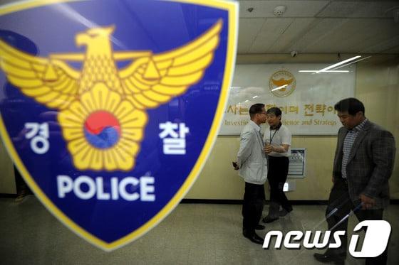 본문 이미지 - 국가정보원 대선 개입 의혹을 수사 중인 검찰이 수사 외압 의혹과 관련해 20일 종로구 내자동 서울지방경찰청 사이버범죄수사대를 압수수색했다. 2013.5.20/뉴스1 © News1 박정호 기자