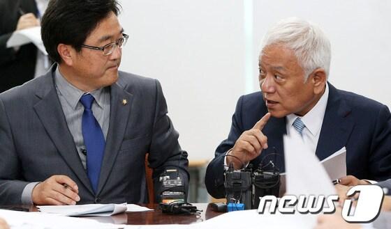 본문 이미지 - 민주당 김한길 대표가 20일 오전 서울 여의도 국회 의원회관 세미나실에서 열린 '을(乙) 지키기 경제민주화추진위원회' 1차 회의에서 우원식 위원장과 대화를 나누며 손짓하고 있다. 2013.5.20/뉴스1 © News1 오대일 기자