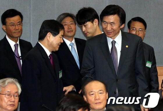 본문 이미지 - 윤병세 외교부장관이 20일 오전 서울 도렴동 외교부청사에서 열린 2013재외공관장 회의에서 참석자들과 인사나누고 있다.2013.5.20/뉴스1 © News1 이광호 기자