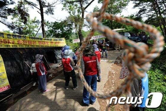 본문 이미지 - 한전이 경남 밀양지역 765㎸ 송전탑 공사를 재개한 20일 오전 밀양 부북면 위양리 평밭마을 입구 곳곳에 목줄이 설치돼 있다. 2013.5.20/뉴스1 © News1 전혜원 기자