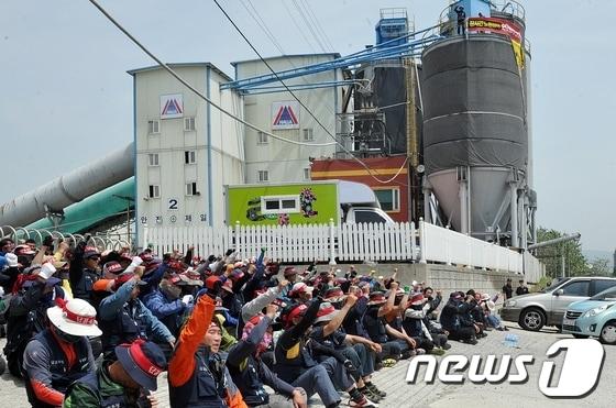 본문 이미지 - 20일 전국건설노조 울산건설기계지부 노조간부 4명이 지역 레미콘 공장 2곳에서 고공농성에 들어간 가운데 이날 오전 고공농성 중인 한라엔컴 울산공장 앞에서 조합원들이 '장시간 노동 철폐'등을 촉구하며 시위를 벌이고 있다. 2013.5.20/뉴스1    © News1   노화정 기자 