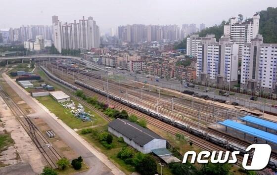 본문 이미지 - 국토교통부는 20일 오후 서울 구로구 오류동역 시범지구 현장에서 기자간담회를 열고 서울 오류동역·가좌역·공릉동 경춘선 폐선부지·안산 고잔역 등 철도부지 4곳과 서울 목동·잠실·송파 탄천 등 유수지 3곳 등 총 7곳 48만9천㎡를 행복주택 시범지구 후보지로 선정했다고 밝혔다. 사진은 행복주택 시범사업 오류동역 부지.2013.5.20/뉴스1 © News1   손형주 기자