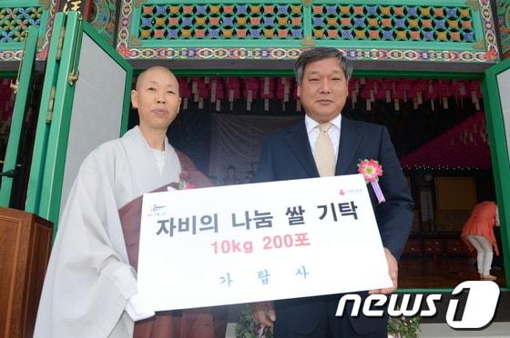 본문 이미지 - 좌로부터 가탑사주지 대현스님과 이용우 부여군수 © News1 