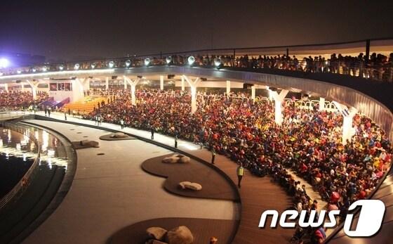 본문 이미지 - 황금연휴기간동안 여수엑스포장을 찾은 관광객들이 빅오쇼를 관람하고 있다. 사진제공=여수시 © News1 