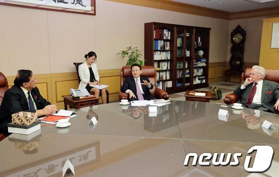 본문 이미지 - 김완주 전북도지사는 20일 오후 2시 도청 의전실에서 전북을 방문한 세계지방정부연합 아·태지부 회장단들을 만나 2016년 새만금 총회 유치 계획을 밝히고 협조를 구했다.(전북도 제공) © News1 김춘상 기자