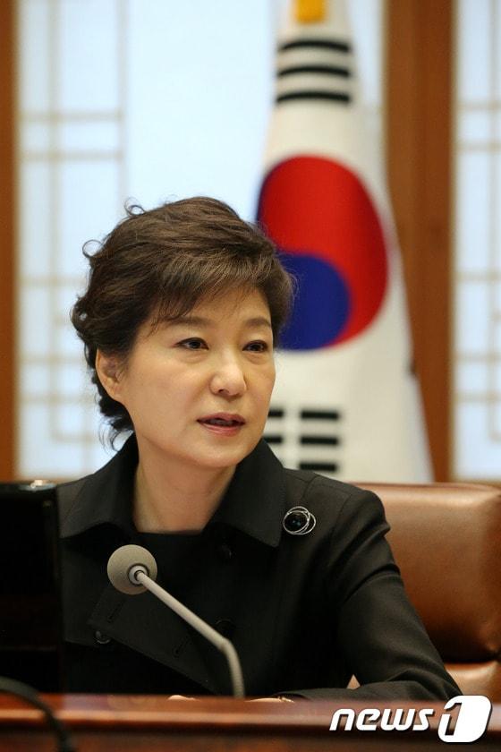 본문 이미지 - 박근혜 대통령이 20일 오전 청와대에서 수석비서관회의를 주재하고 있다. (청와대 제공) 2013.5.20/뉴스1 © News1 박철중 기자