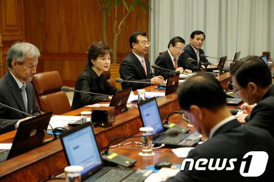 본문 이미지 - 박근혜 대통령이 20일 오전 청와대에서 수석비서관회의를 주재하고 있다. (청와대 제공) 2013.5.20/뉴스1 © News1 박철중 기자