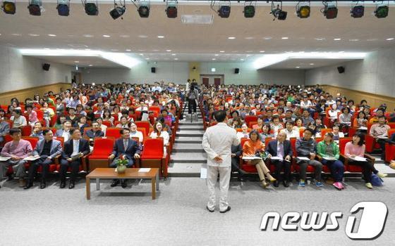 본문 이미지 - 전남도립도서관이 인문학 소양을 높이기 위해 개설한 '목요 인문사회강좌'에 350여 명이 참여하는 등 성황을 이뤘다/사진제공=전남도립도서관© News1 